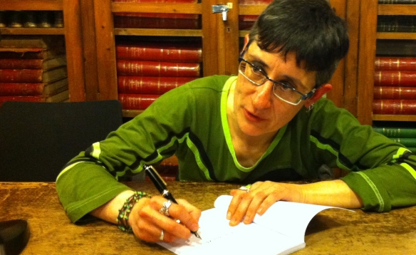 Montse Vergés firmant un exemplar de "Fractals de lluna, sutge, mel i mató"